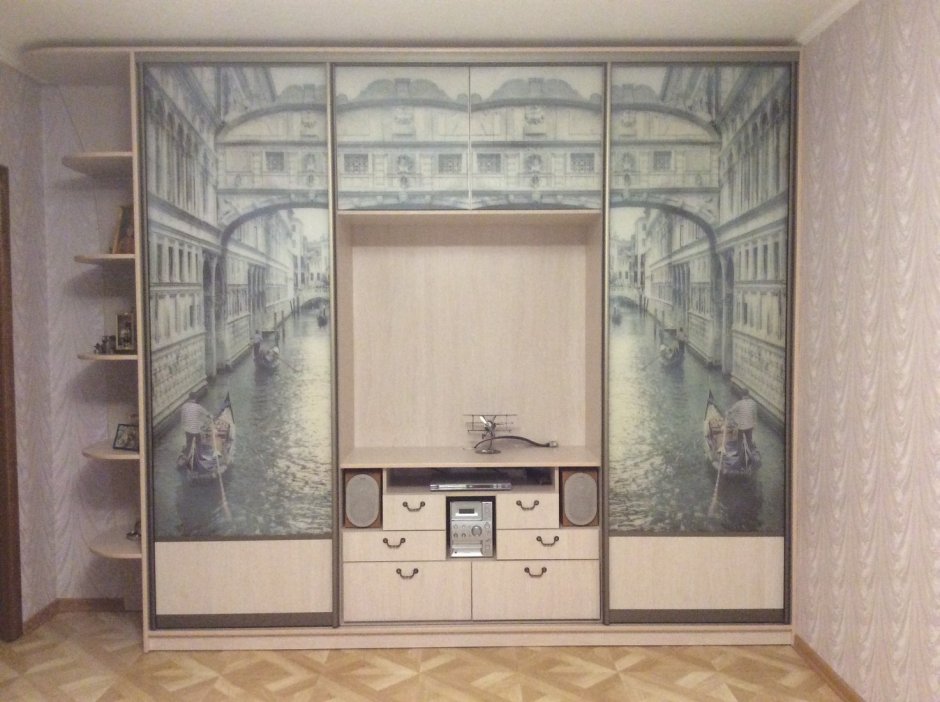 Встроенный шкаф-купе в гостиную с телевизором и фотопечатью