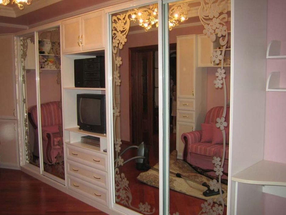 Стенка с зеркальными дверцами в гостиную