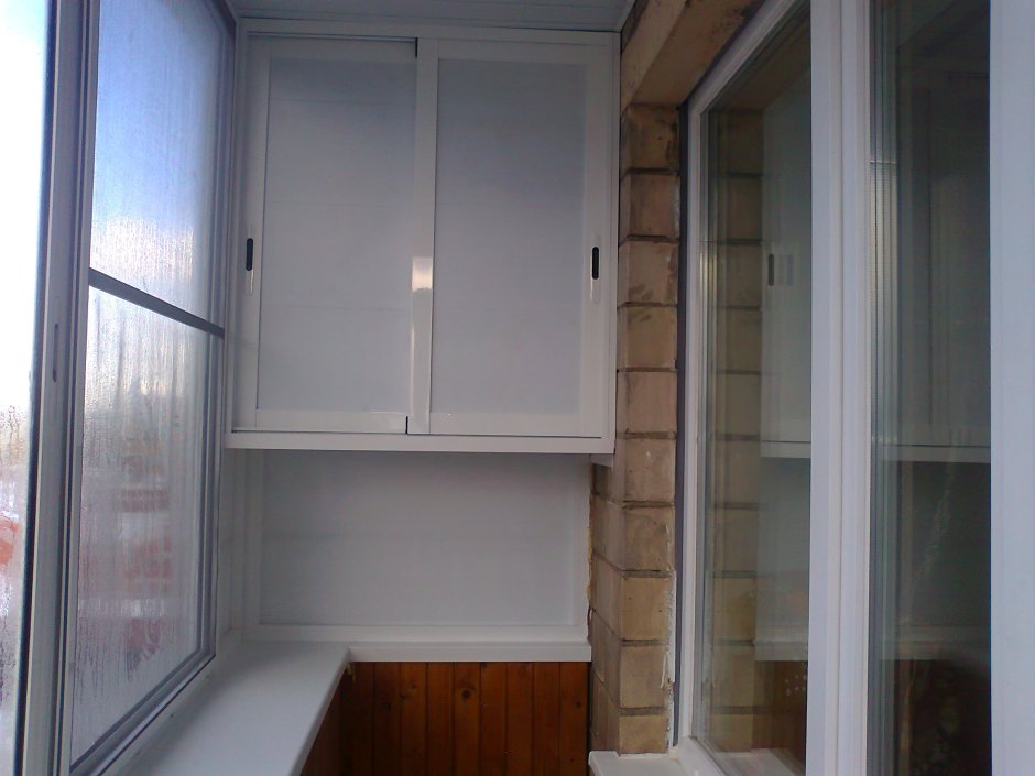 Навесные шкафчики на балкон