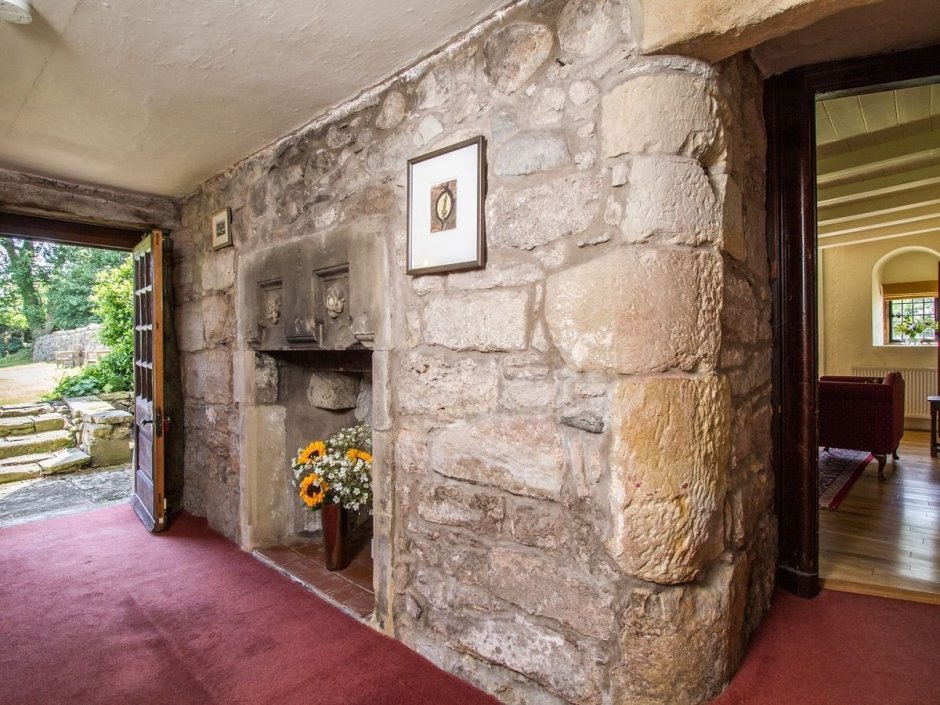 Дизайнерская отделка натуральным камнем коридора