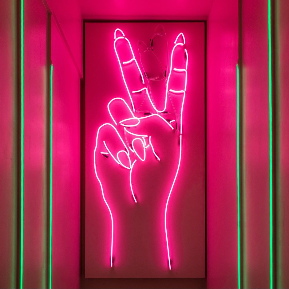 Неоновая стена