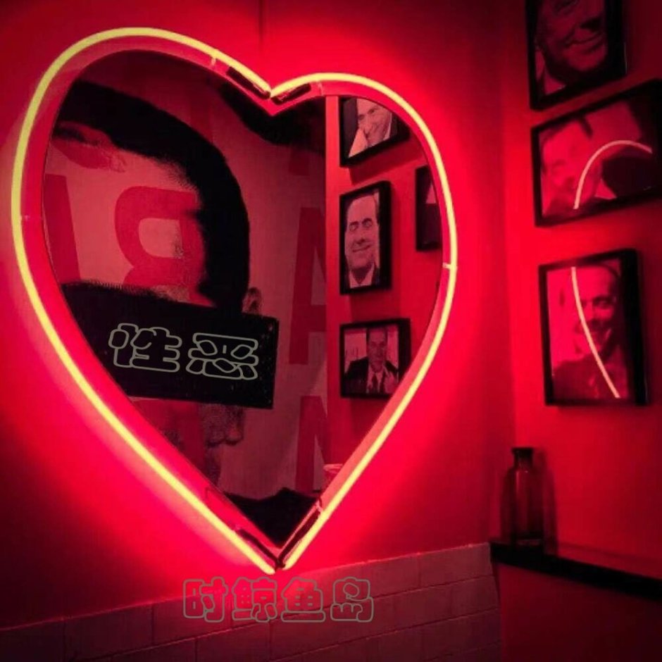 Неон на зеркале