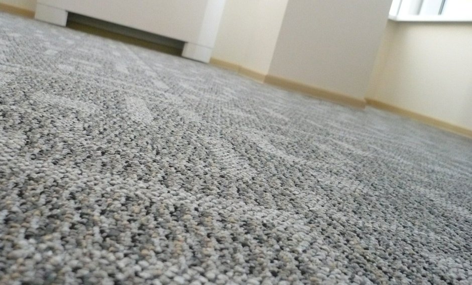 Постелить ковролин