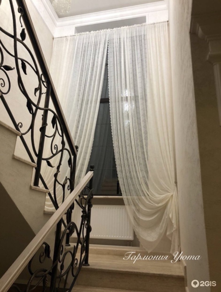 Тюль на лестничное окно
