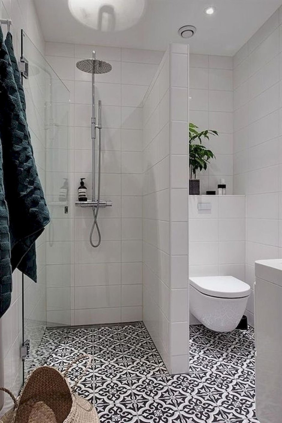Ванная комната с душевой и мозаикой