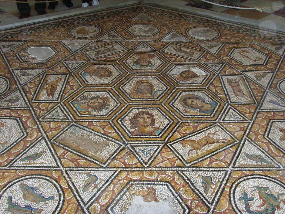 Мозаика из битой плитки на полу