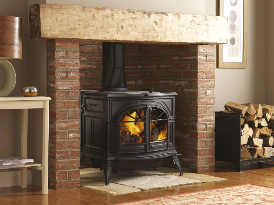 Отделка камнем за печью-камином