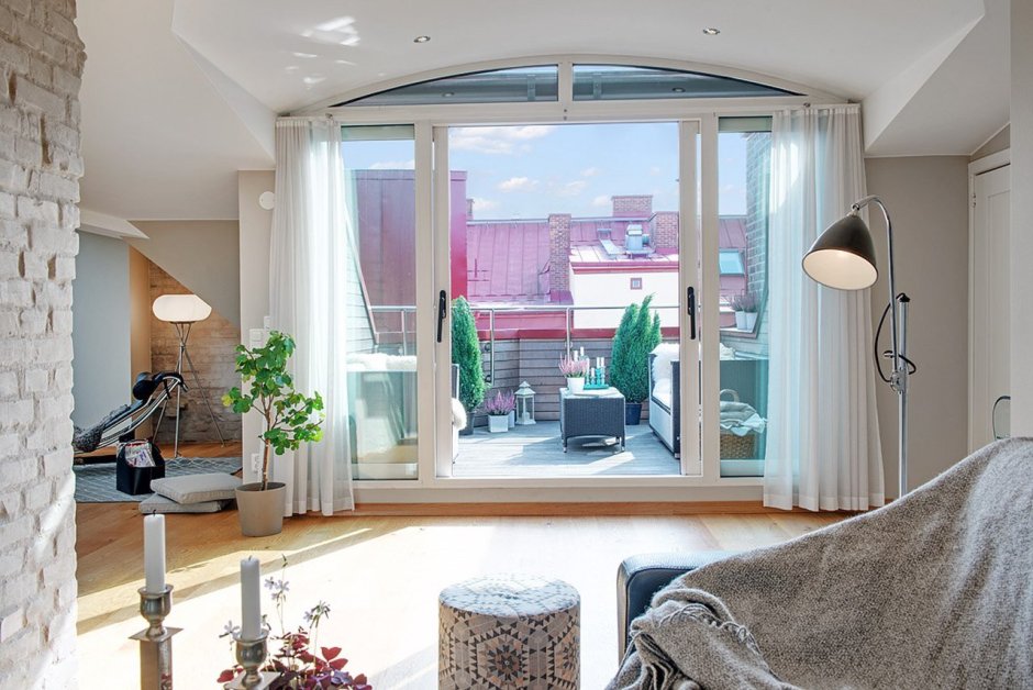 Дизайн комнаты с балконом и окном