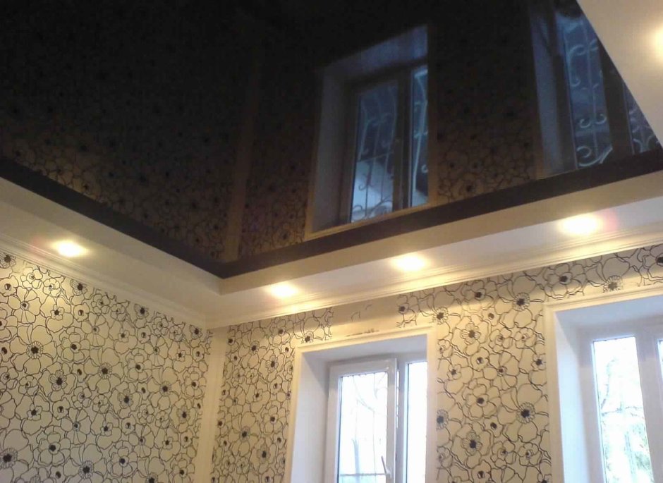 Потолок коричневый с белым