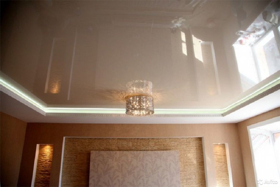 Коричневый глянцевый двухуровневый потолок с золотыми светильниками
