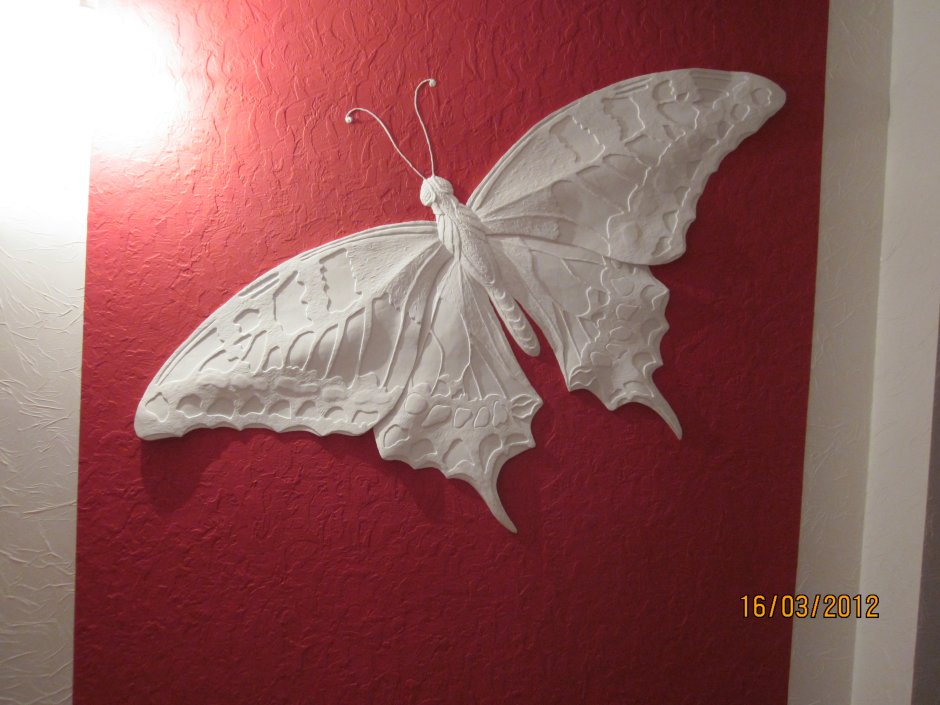 Барельеф бабочки на стене