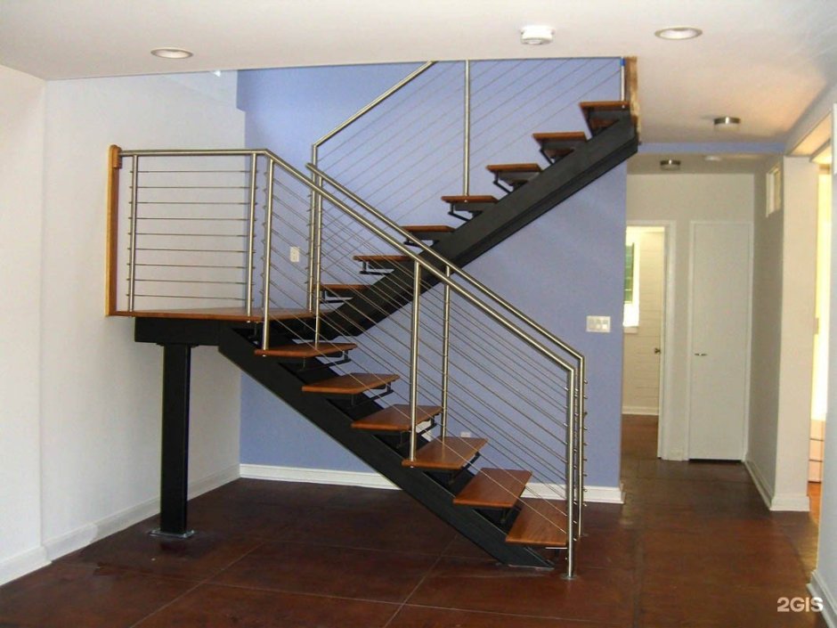 Лестница двухмаршевая металлическая