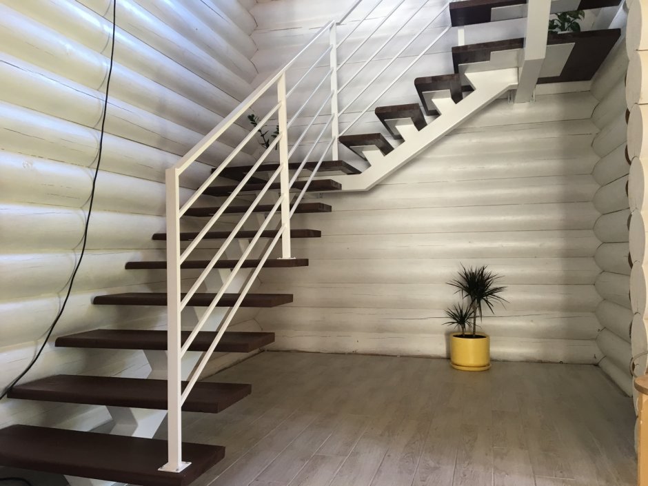 Лестница на металлокаркасе на монокосоуре