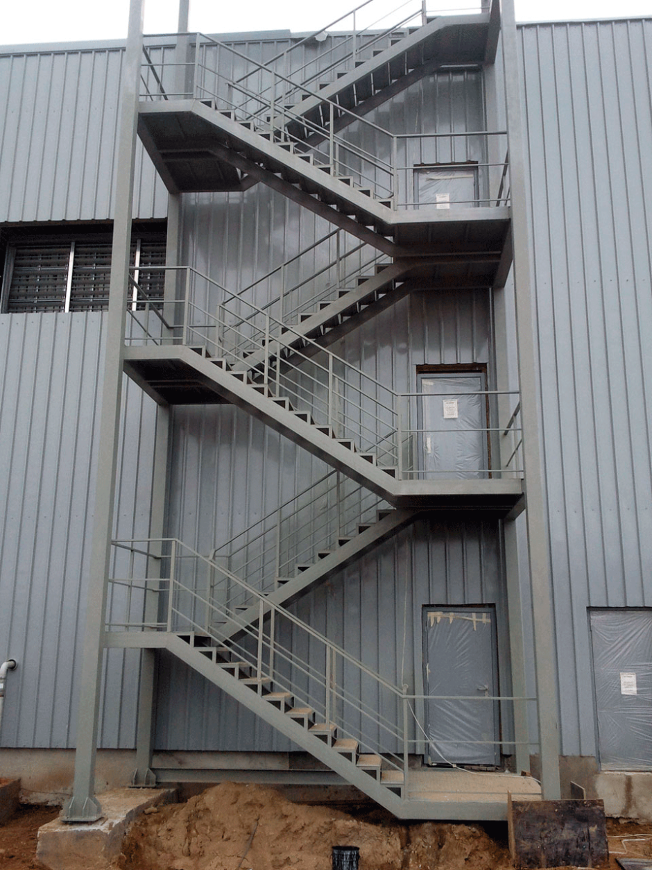 Наружные эвакуационные металлические лестницы