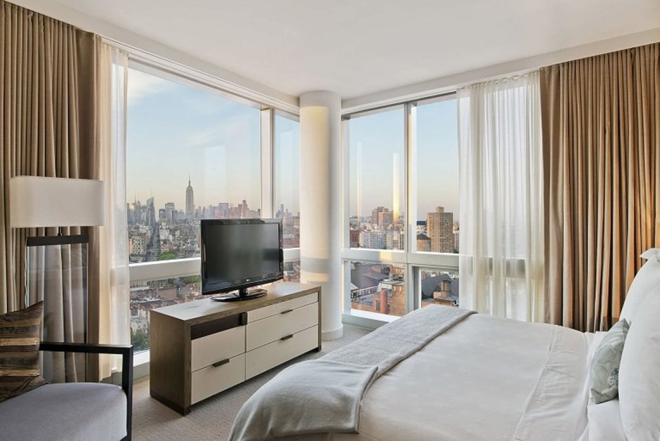 Спальня с двумя панорамными окнами