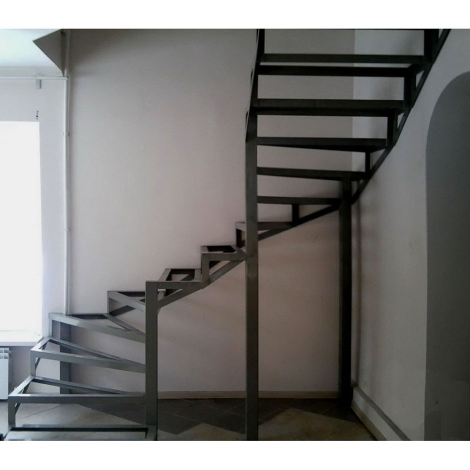 Каркас лестницы из металла