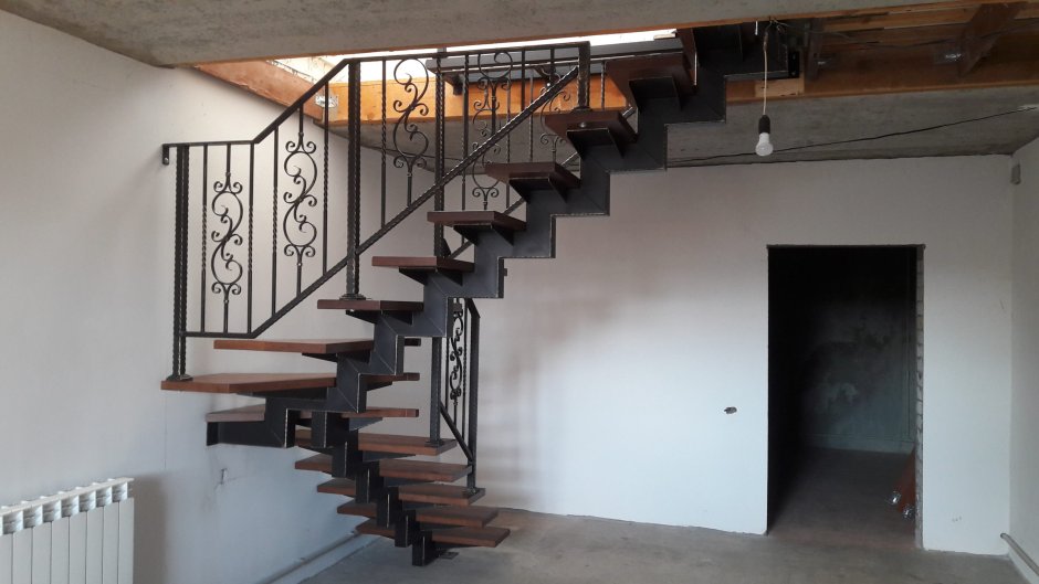 Лестница из профильной трубы 100х50