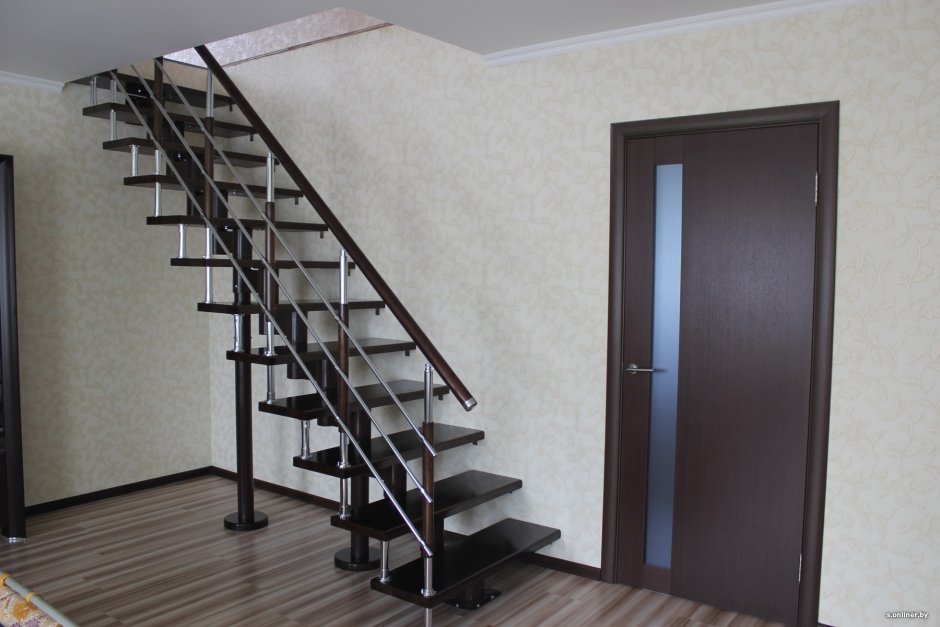 Металлическая лестница прямая на второй этаж