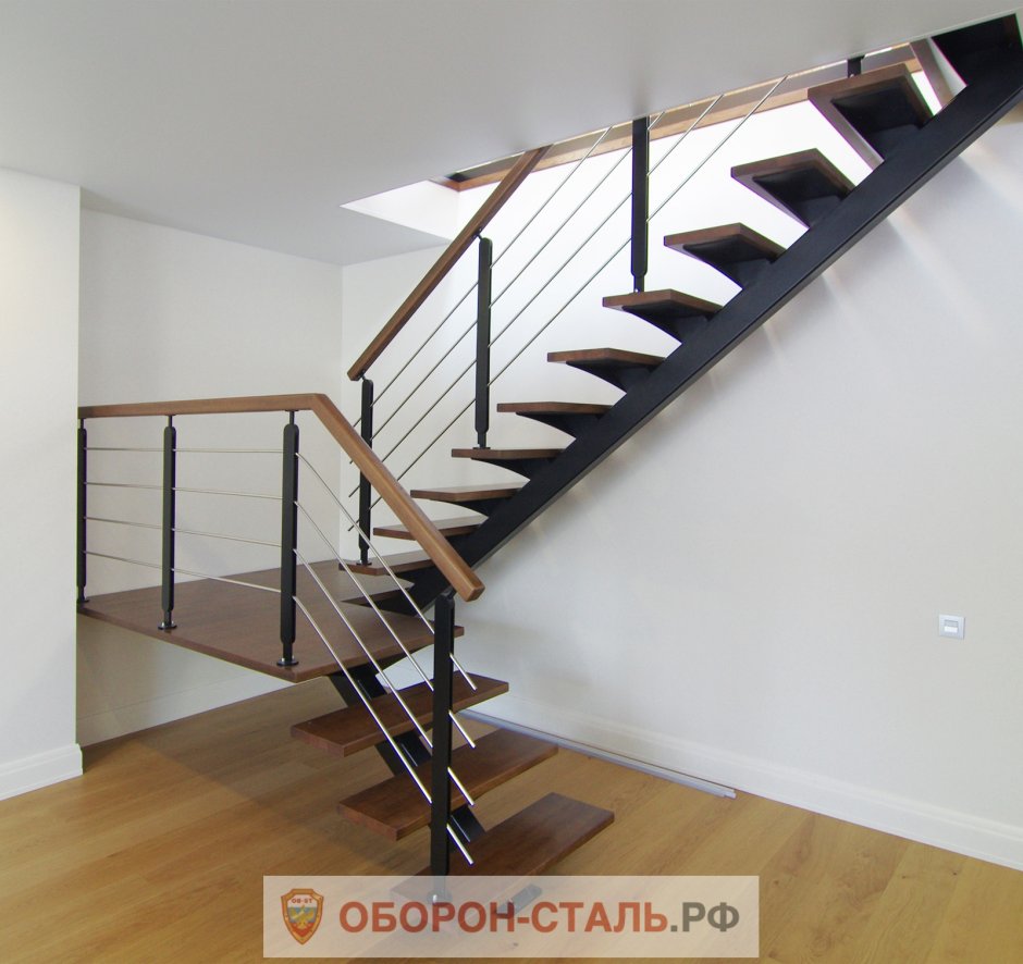 Лестница на второй этаж на монокосоуре