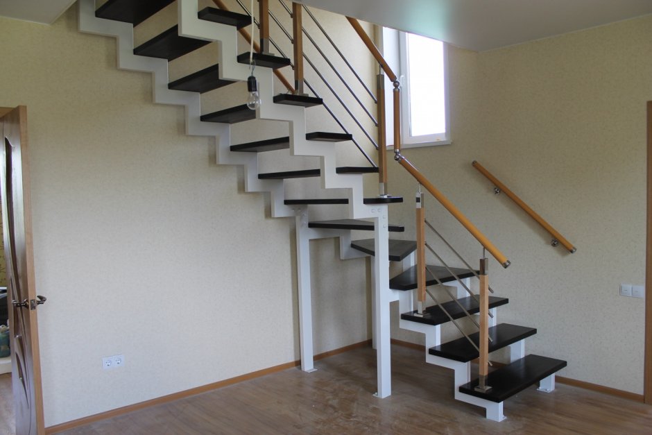 Лестница на больцах с косоуром