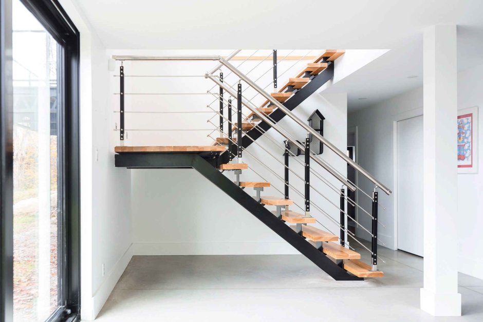 Металлическая лестница в доме