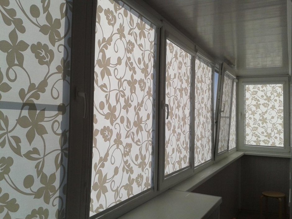 Рулонные шторы на балкон с раздвижными окнами