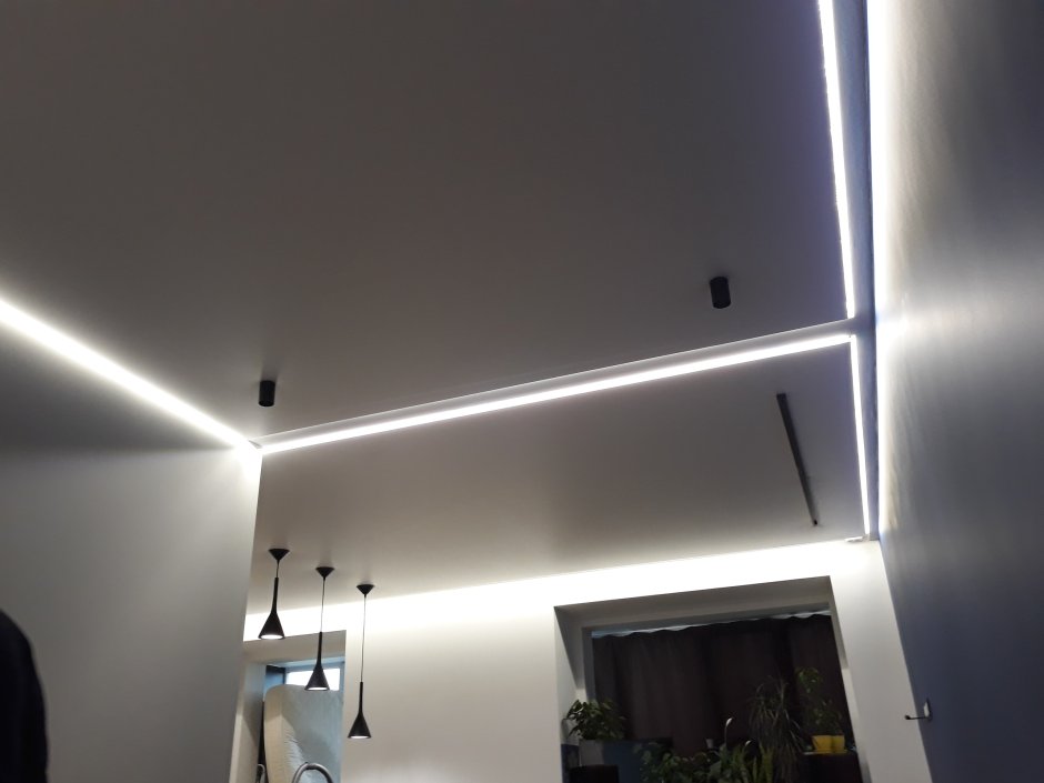 Парящий потолок с подсветкой по периметру