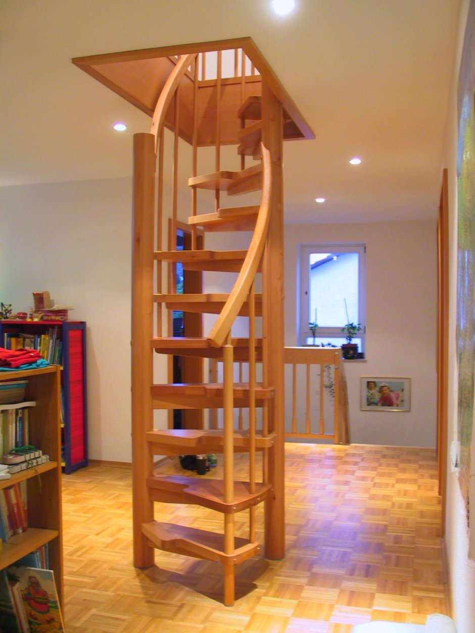 Полувинтовая лестница на чердак