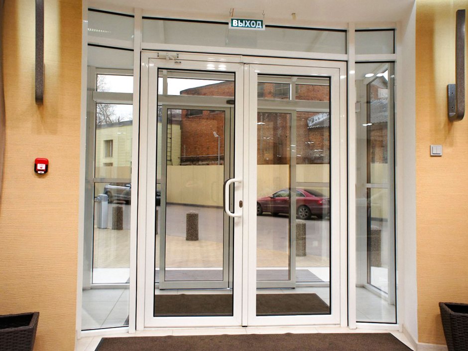Двери входные алюминиевые (остекленные, низ сэндвич), 2*1,015