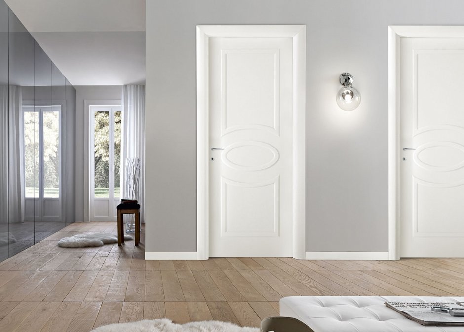 Белые двери межкомнатные в интерьере квартиры