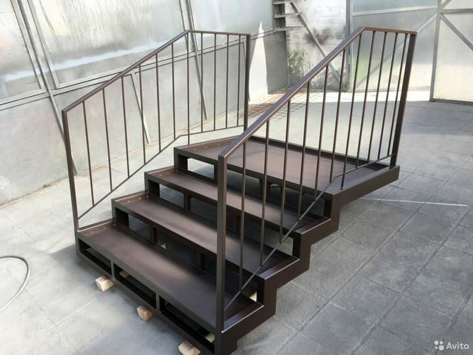 Металлическая лестница для крыльца