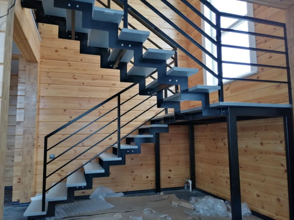 Лестница из листа металла