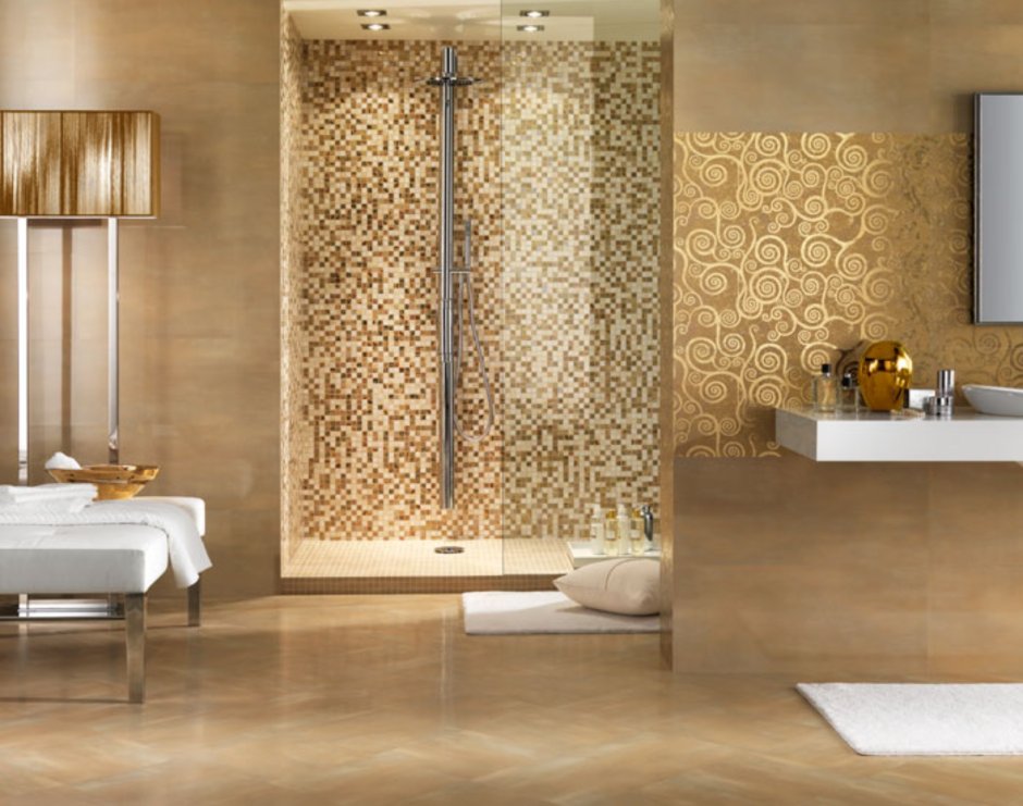 Ванная комната с золотой мозаикой