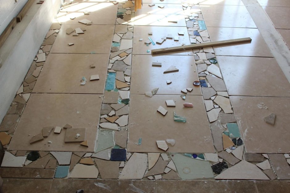 Мозаичный пол из остатков плитки