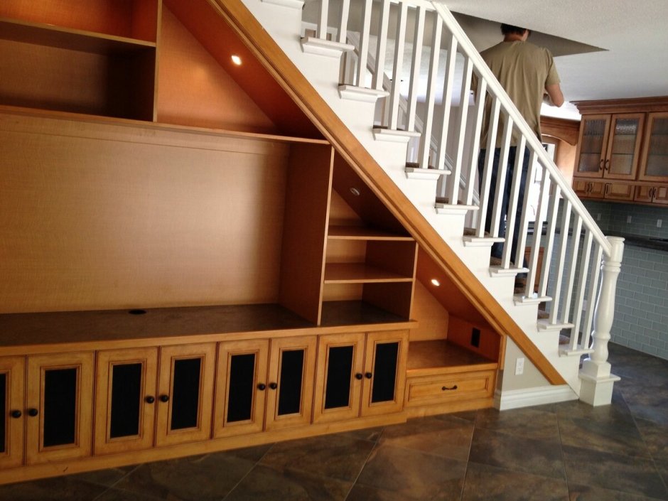 Шкаф под деревянной лестницей