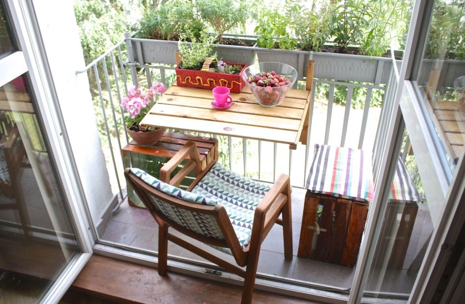 Небольшой столик на балкон