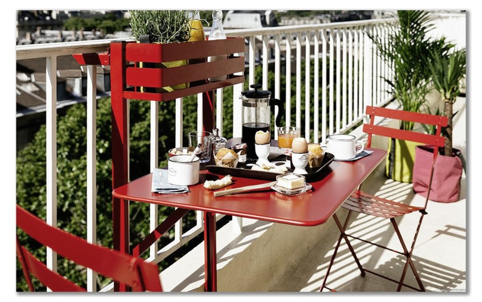 Столик для завтрака на балконе