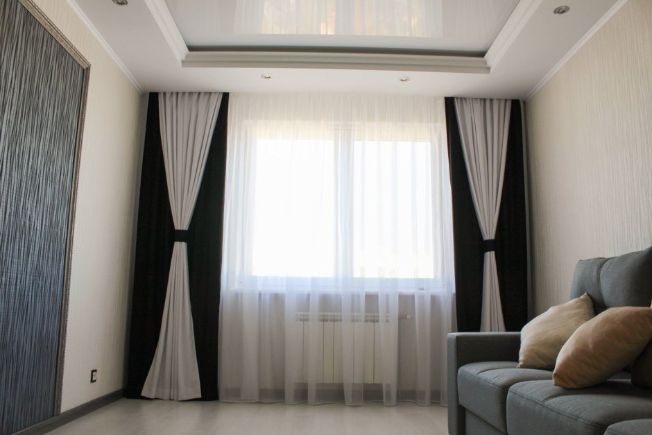 Натяжной потолок в квадратной комнате