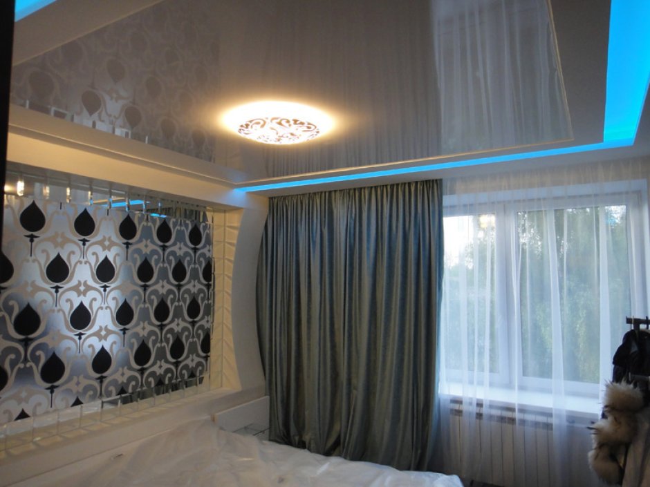 Натяжной потолок глянцевый в студии