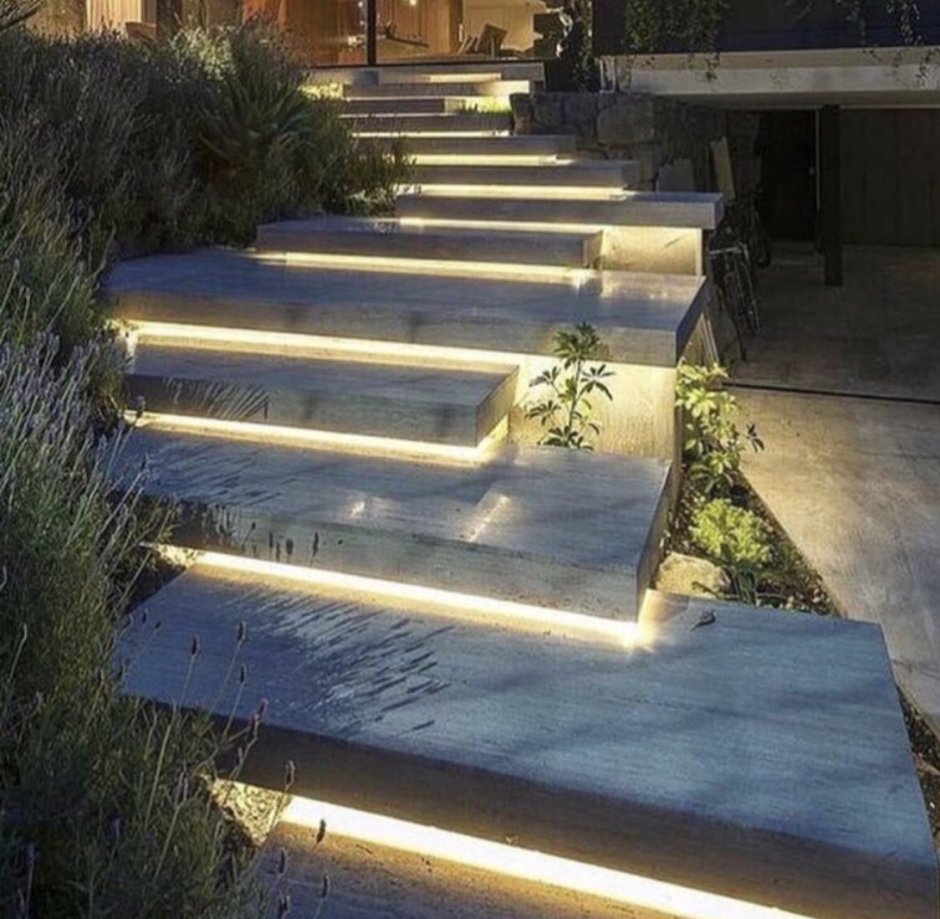 Светильник на ступеньки лестницы