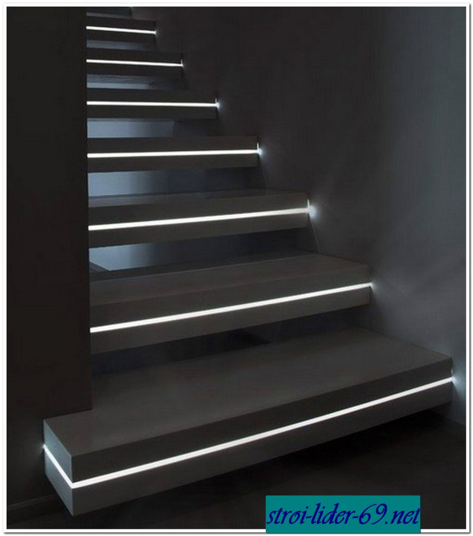 Подсветка лестницы в плинтусе