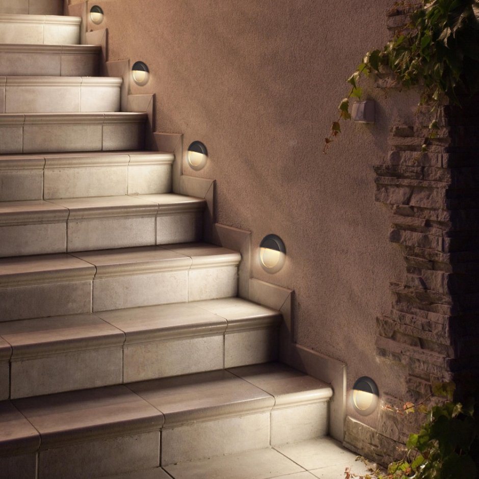 Подсветка уличных ступеней лестницы