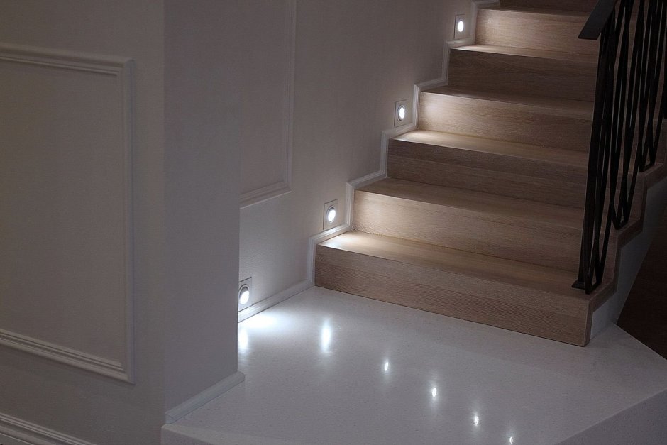 Лестница из керамогранита с подсветкой ступеней