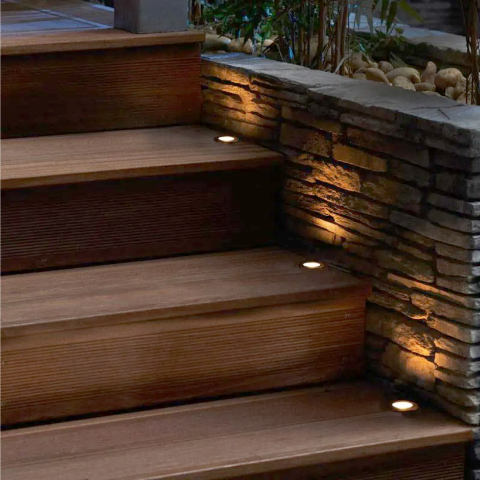 Стеклянная лестница с подсветкой