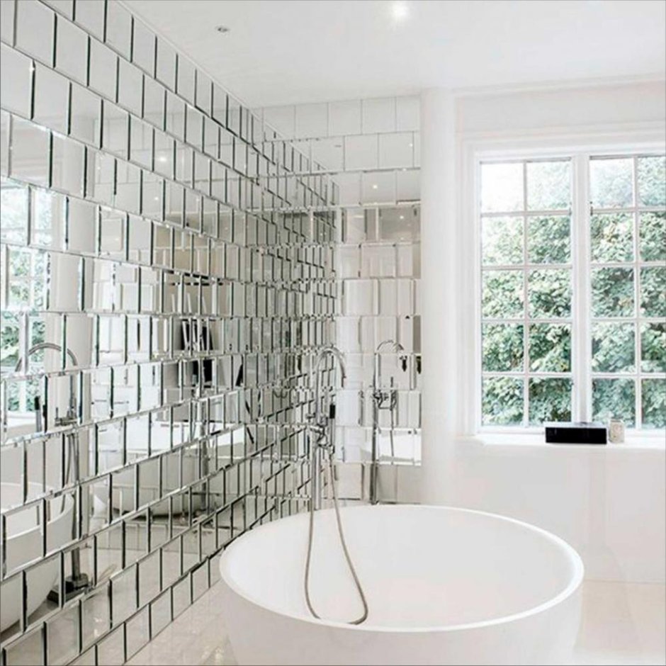 Влагостойкая зеркальная плитка в ванной