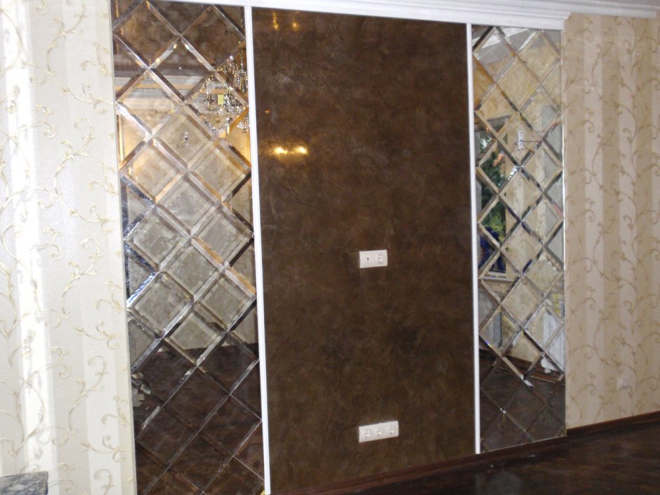 Зеркальная бронзовая плитка с обоями в интерьере