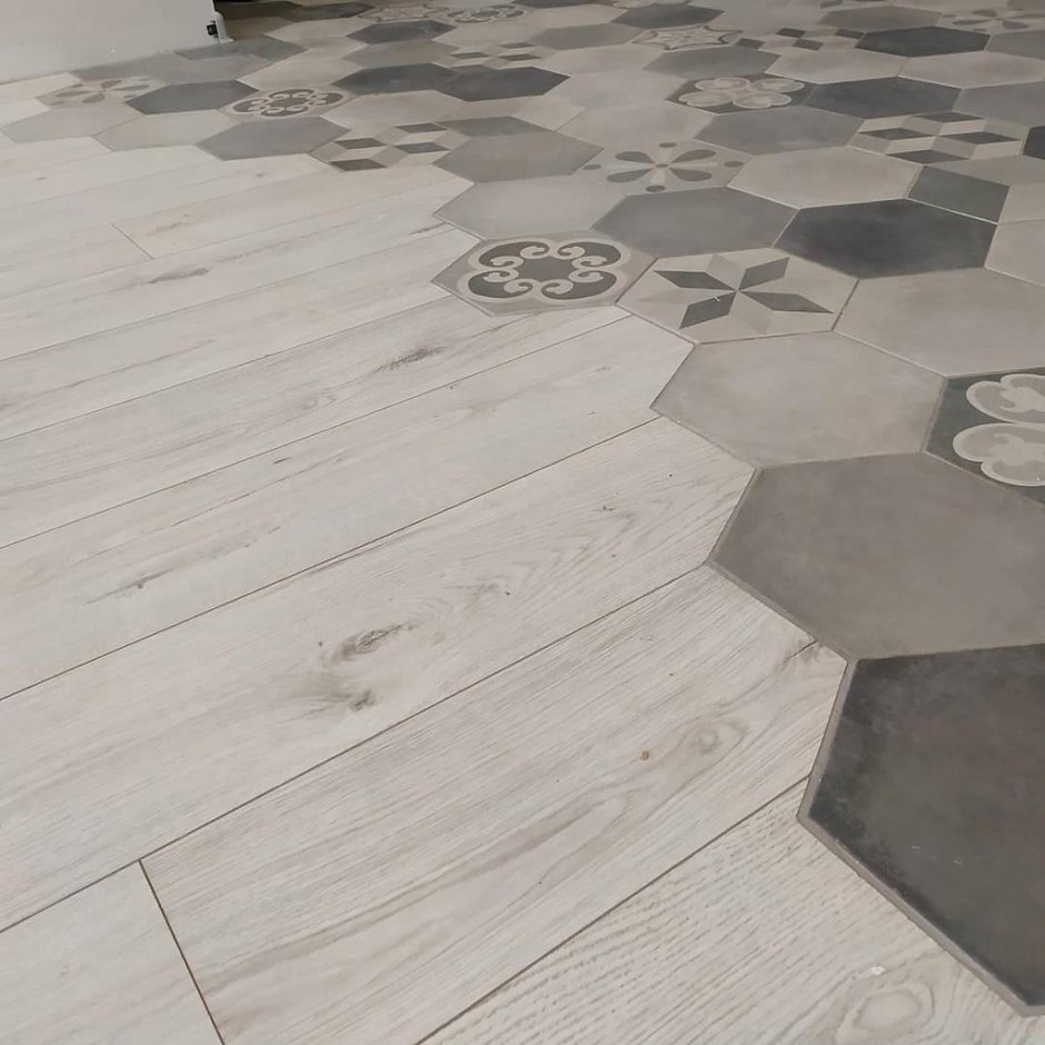 Стык шестигранной плитки и ламината