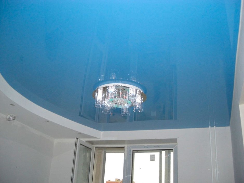 Голубой глянцевый натяжной потолок