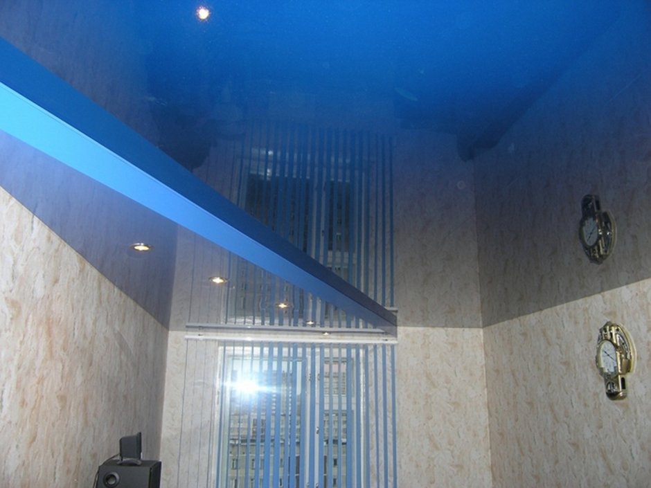Натяжной потолок синий глянцевый