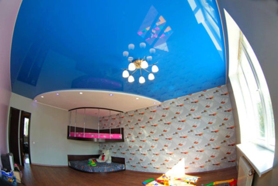Голубой глянцевый натяжной потолок в детской